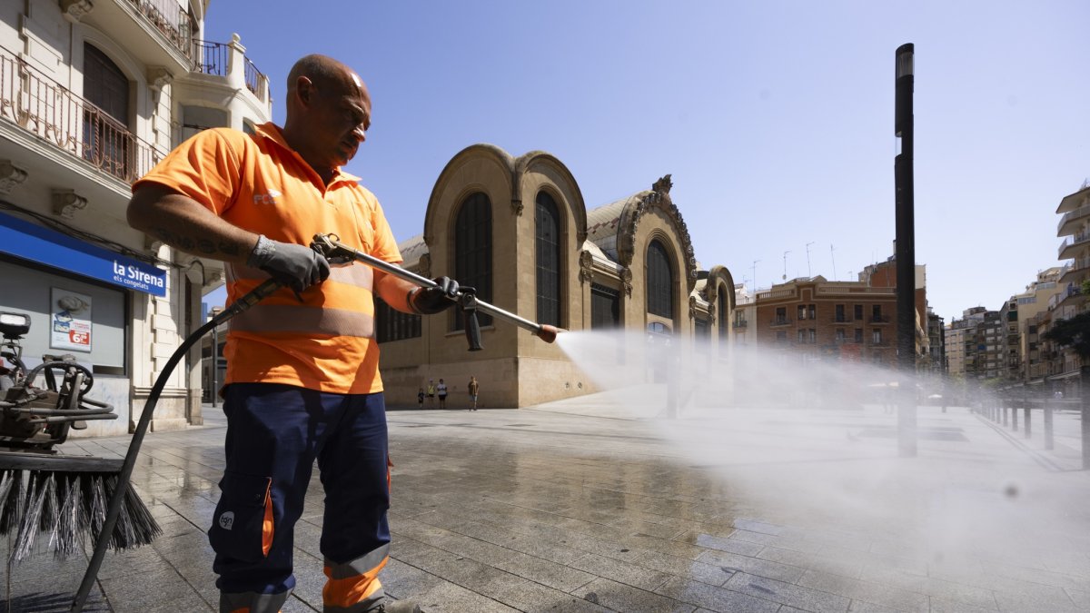 Un operario de la basura de Tarragona, en una imagen reciente en la Plaça Corsini.