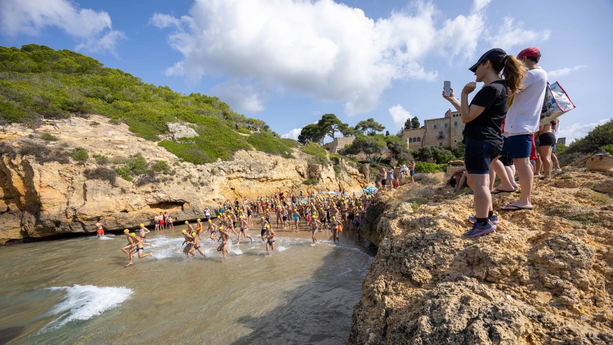 Los participantes saliendo de la cala, listos para nadar más de un quilómetro hasta la playa de La Móra.