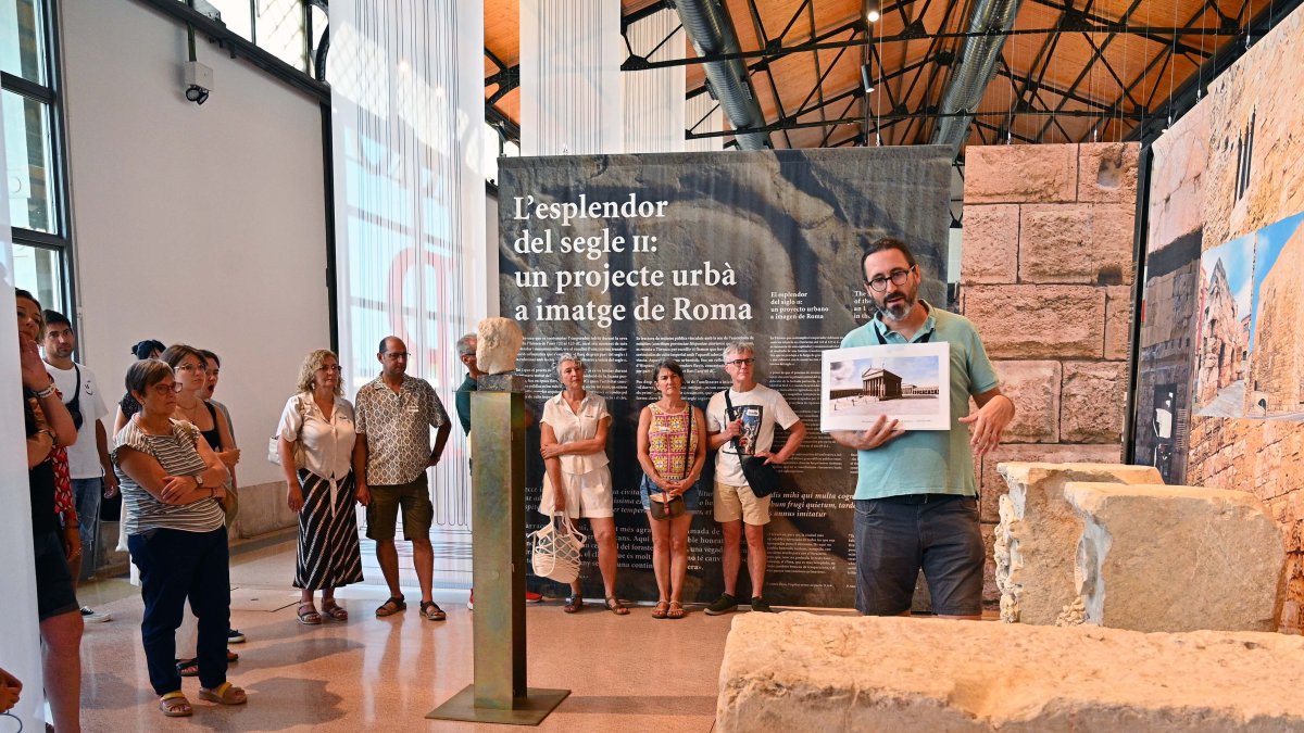 La visita contó con numerosos asistentes que quisieron conocer más sobre el pasado mitológico de Tarragona.