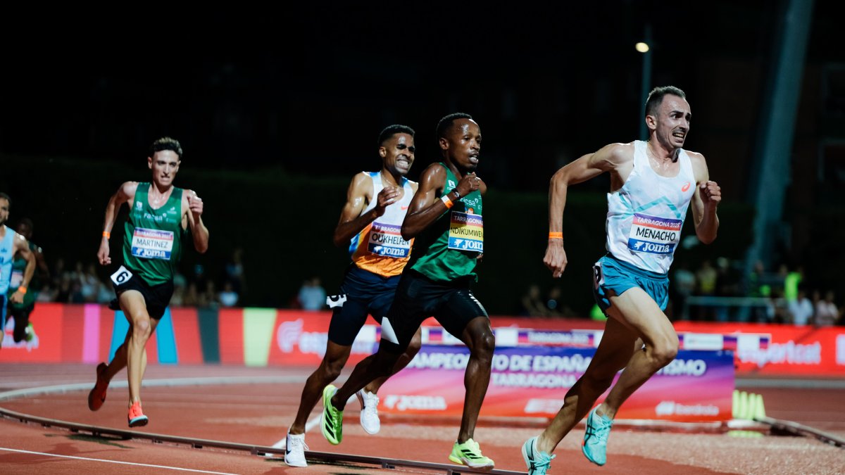 Oukhelfen en la carrera de los 5.000 metros en la que logró la plata.