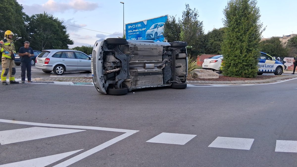 El coche accidentado terminó volcado.