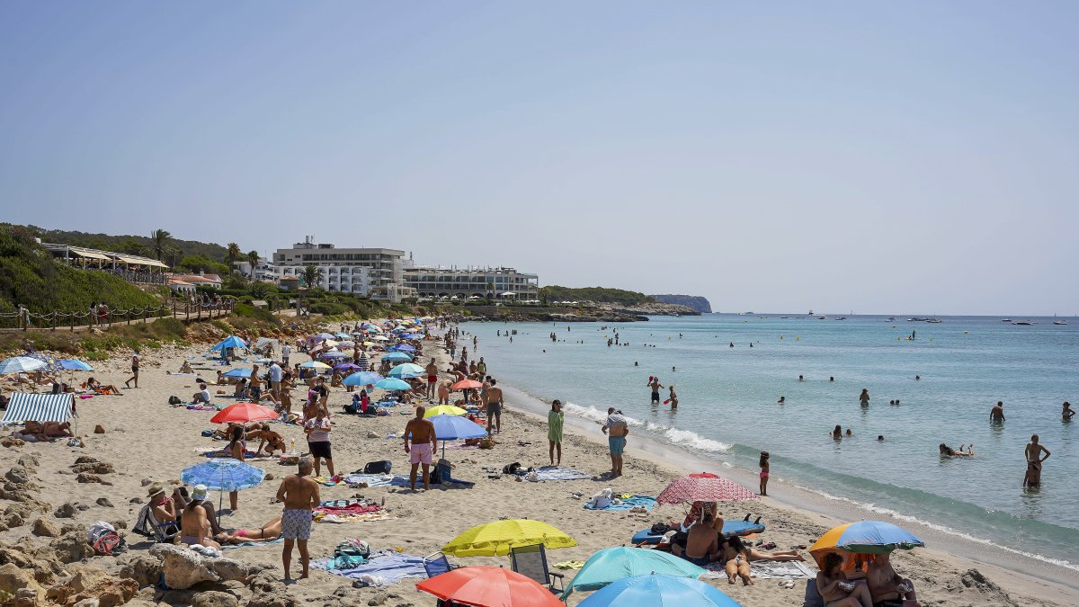 Primer día ola de calor este domingo en la playa de Sant Adeodato de Es Migjorn Gran, Menorca.