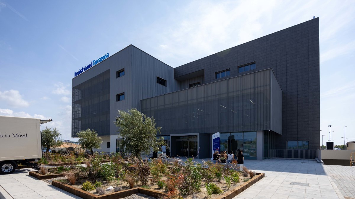 El nuevo hospital está ubicado delante de Les Gavarres, y al lado del Anillo Mediterráneo y de la Ciutat Esportiva del Nàstic.