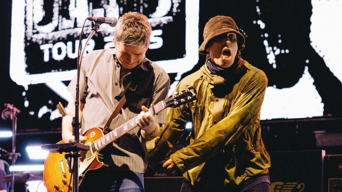 Noel y Liam Gallagher durante el show.