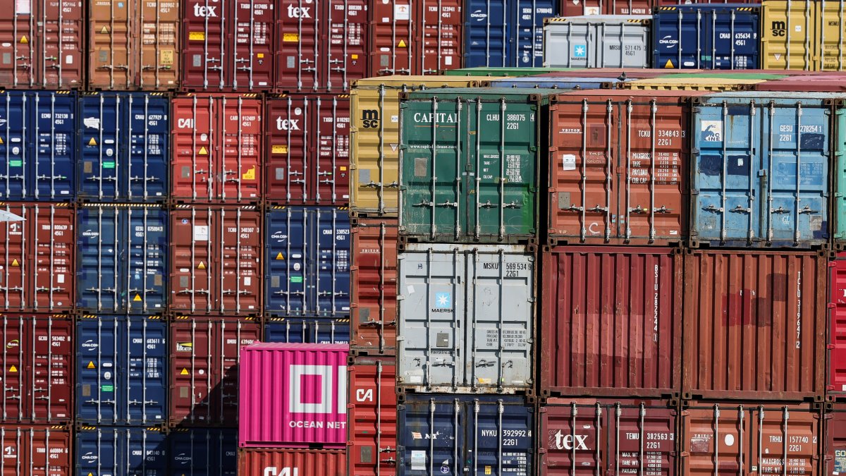 Contenedores de carga apilados en el puerto comercial de Rhein-Neckar en Mannheim, Alemania.