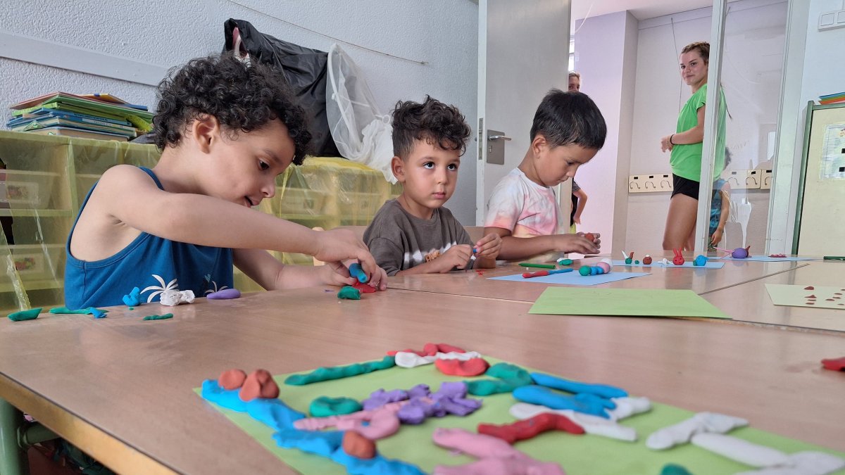 Niños participantes en el casal que se realiza en la Escola Saavedra.