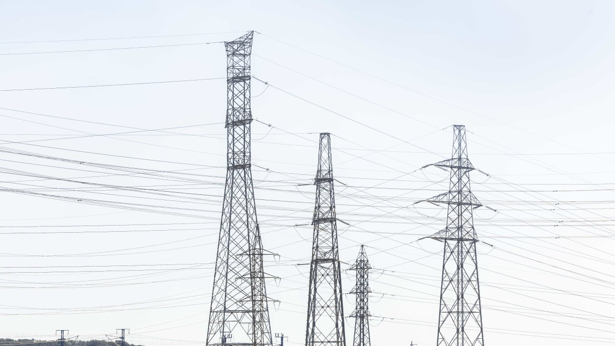 Fotografía de archivo de torres eléctricas.