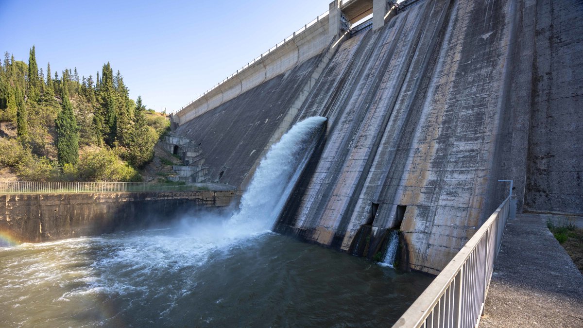 La presa del pantà de Siurana està deixant anar aigua riu avall, fins arribar a l’assut de derivació per enviar-la a Riudecanyes.