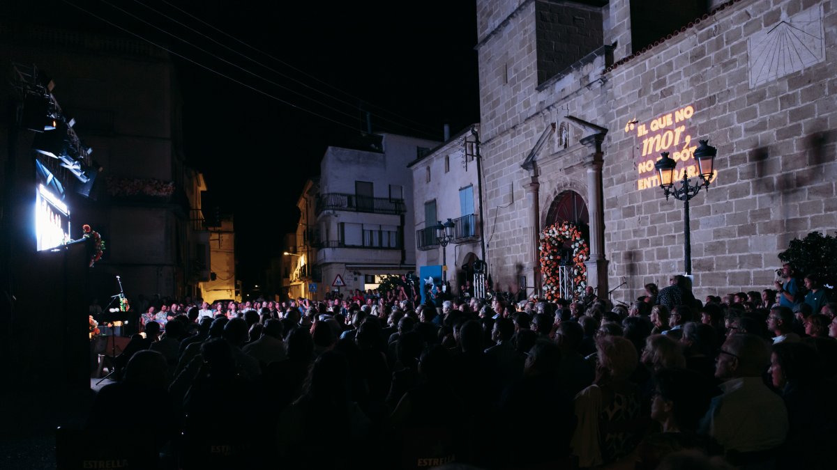 La plaça de l'església de Bot, plena fins a la bandera.