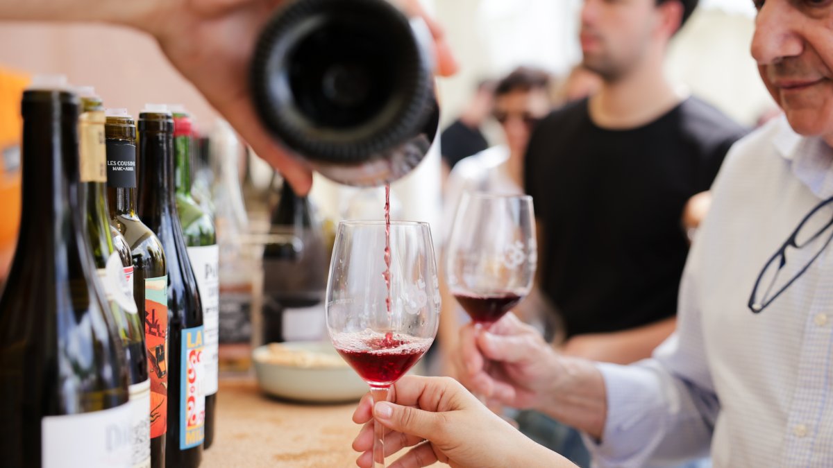 Un camarero sirve una copa de vino en Falset.