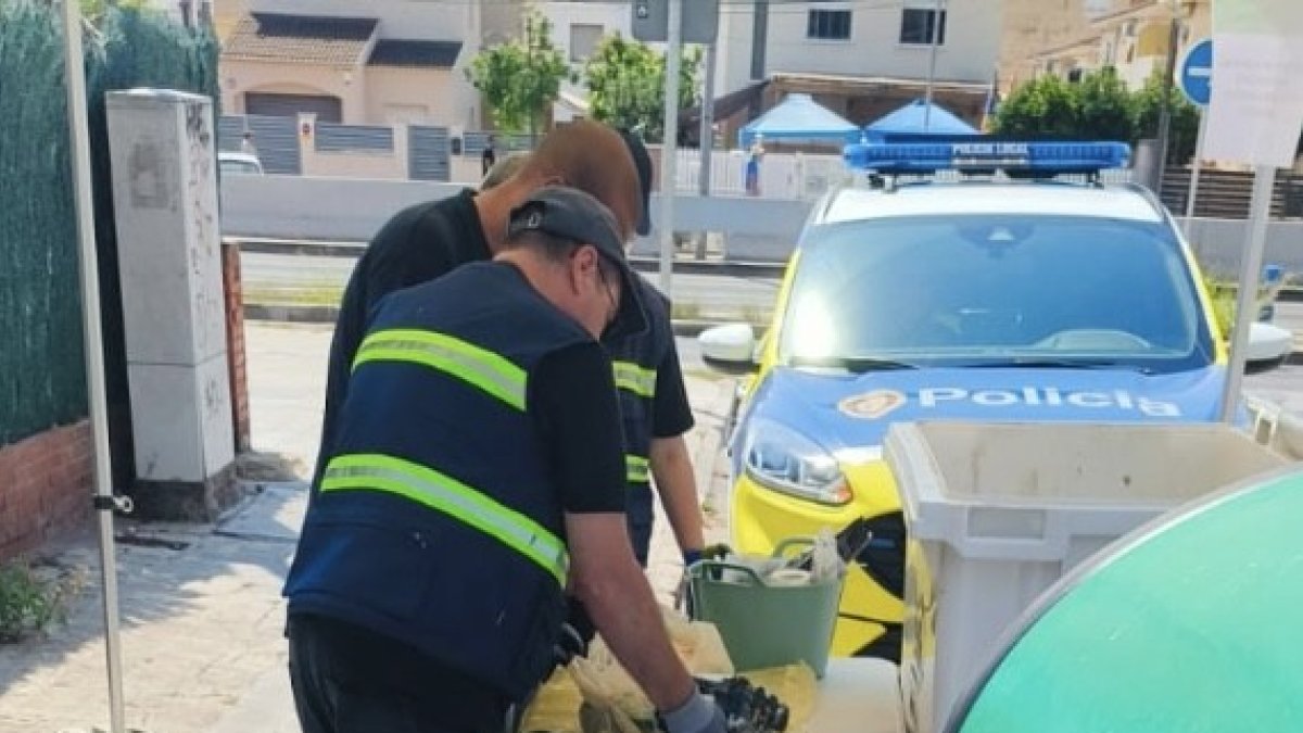 Los equipos registran las bolsas tiradas fuera de los contenedores.