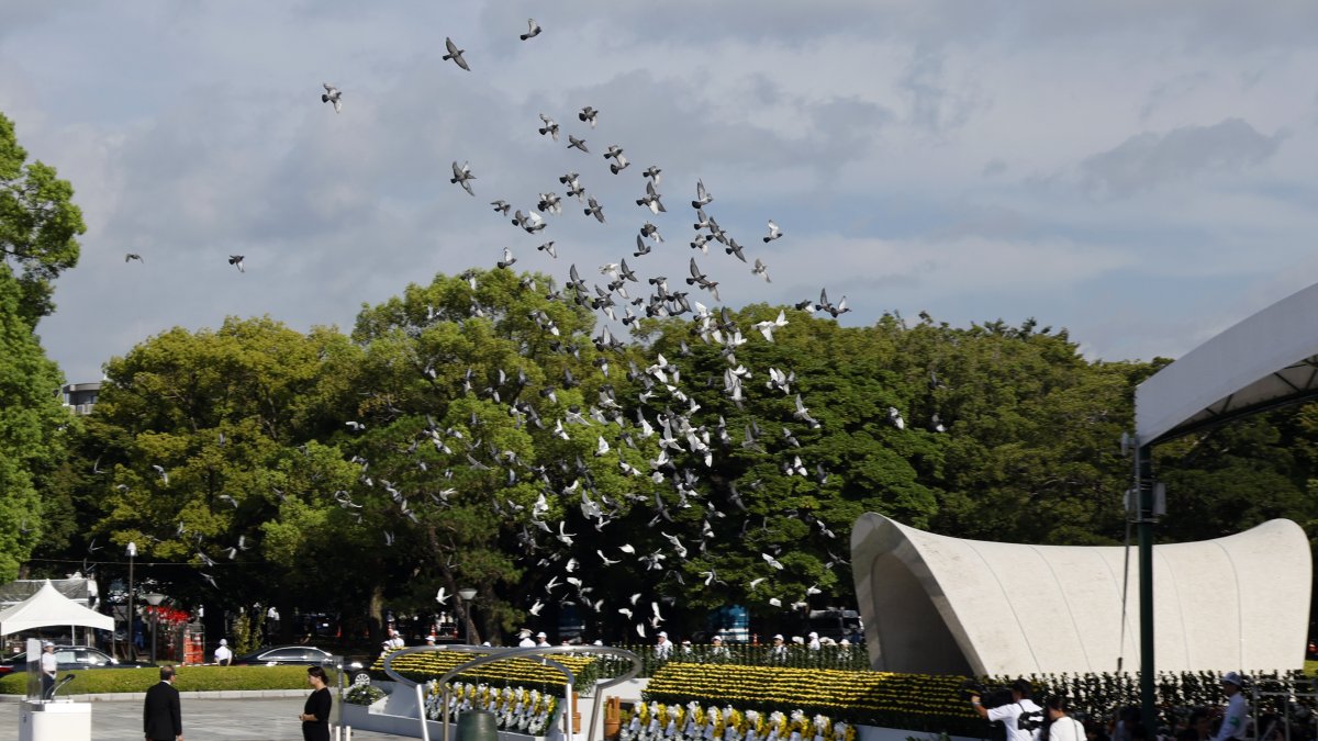 Se liberan palomas durante la Ceremonia Conmemorativa de la Paz en el 80.º aniversario del bombardeo atómico de Hiroshima. Japón, el 6 de agosto de 2025.