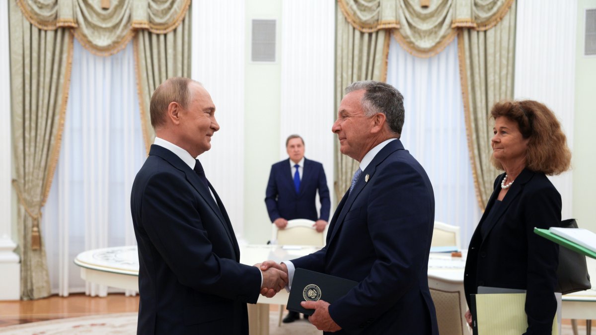 El presidente ruso, Vladimir Putin y el enviado especial de Estados Unidos para Oriente Medio, Steve Witkoff, se estrechan la mano antes de una reunión en Moscú.6 de agosto de 2025