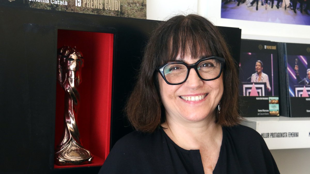 Judith Colell, presidenta de la Acadèmia del Cinema Català, con un Gaudí en la izquierda.