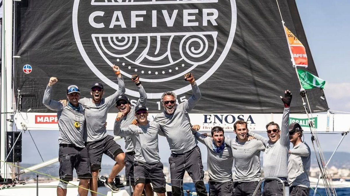 La tripulación vencedora, con Mon Cañellas, Alberto Guillén y Ricard Castellví entre ellos