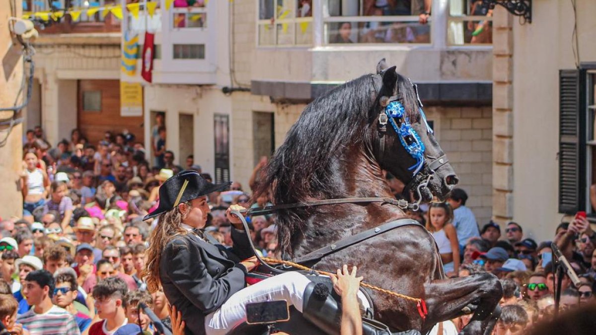 Un caballo en las fiestas de Menorca.