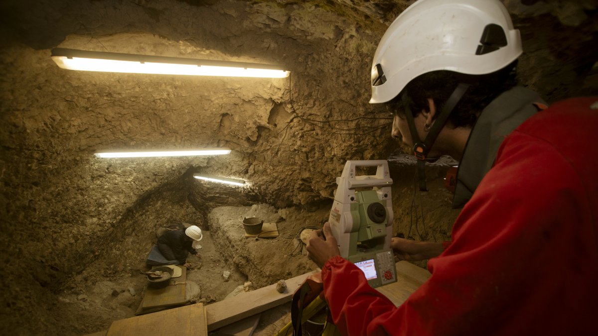 Trabajos de excavación en la cueva de El Mirador.