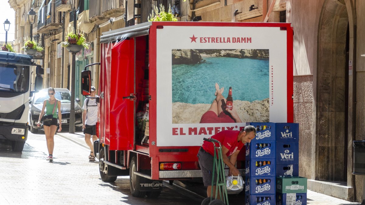 Un tranajador descarga un camión en Tarragona.