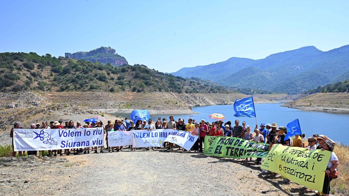 La manifestació ha comptat amb un centenar de participants de diverses associacions ecologistes del territori.