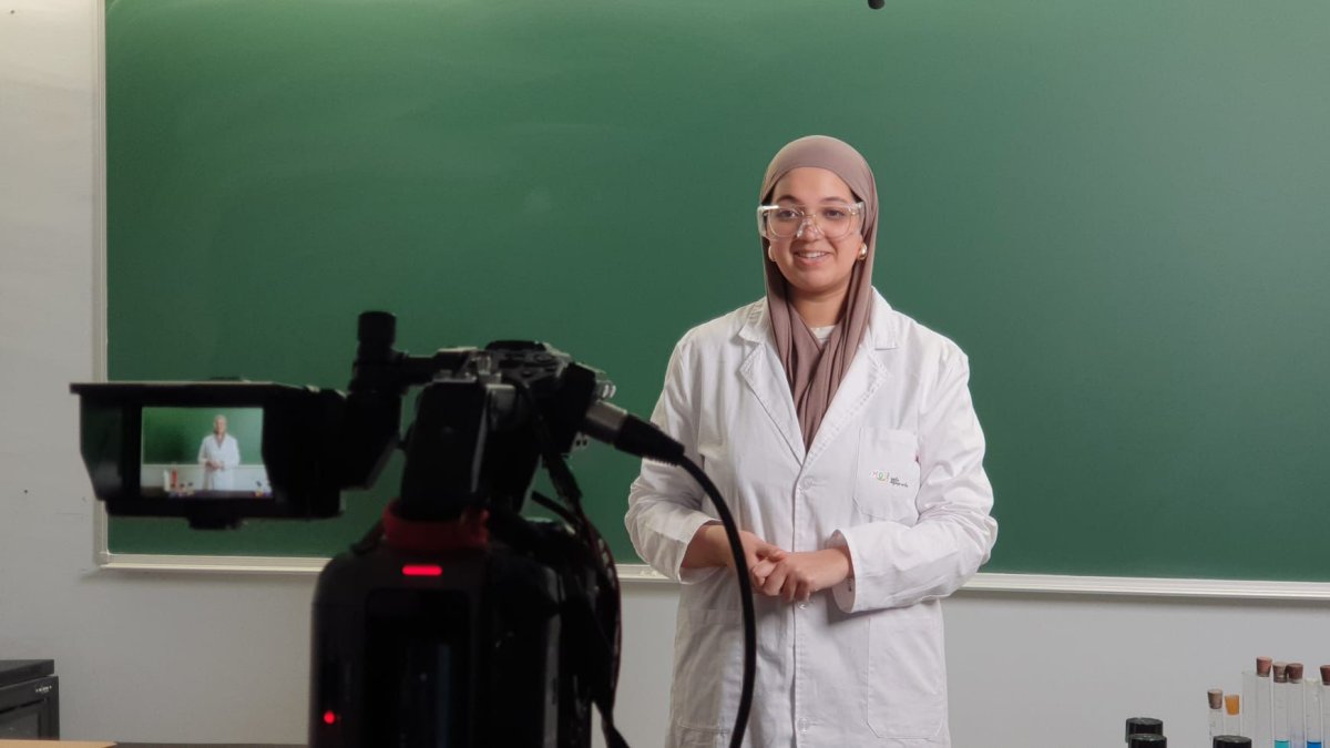 Salma Largo Loulout (sisi) durante una jornada de gravación del proyecto 'Repte Experimenta', donde trabaja.