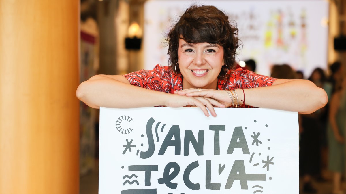 La artista Bet Díez, Anduluplandu, ilustradora del cartel de Santa Tecla 2025
