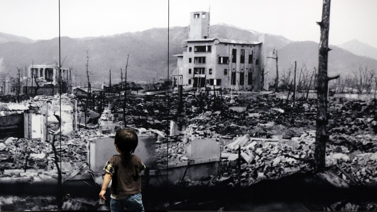 Un niño en el Memorial de la Paz de Hiroshima.​