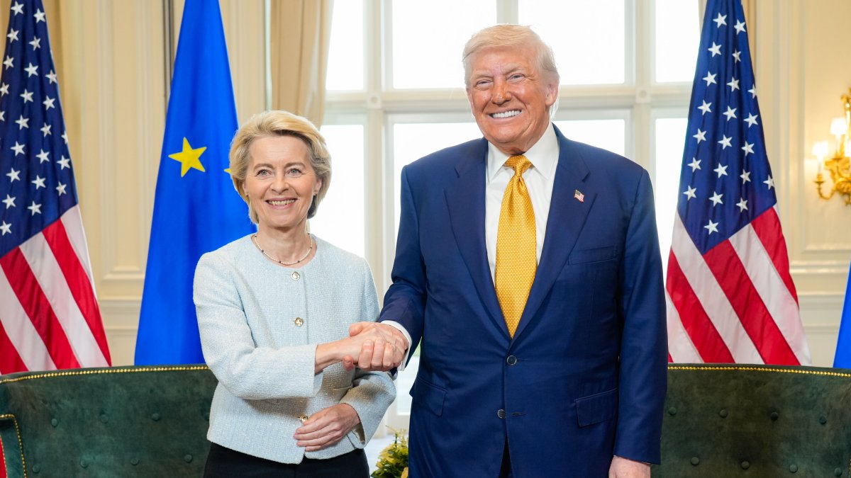 La presidenta de la Comisión Europea, Ursula von der Leyen, junto con el presidente de los Estados Unidos, Donald Trump, durante el cierre del acuerdo arancelario.