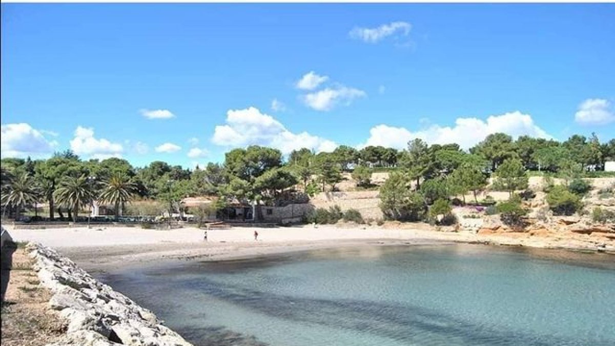 La playa de Pixavaques ha sido una de las afectadas por esta mancha de origen desconocido.