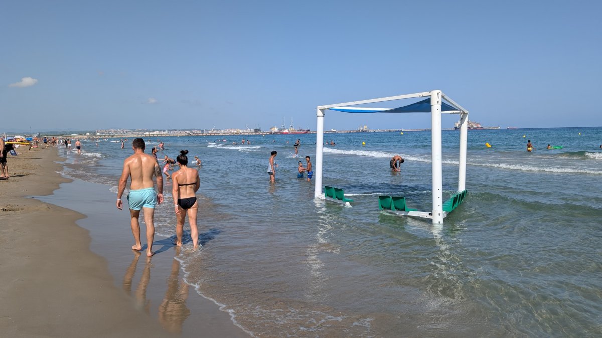Zona de baño para personas mayores y/o con movilidad reducida en la playa de La Pineda.