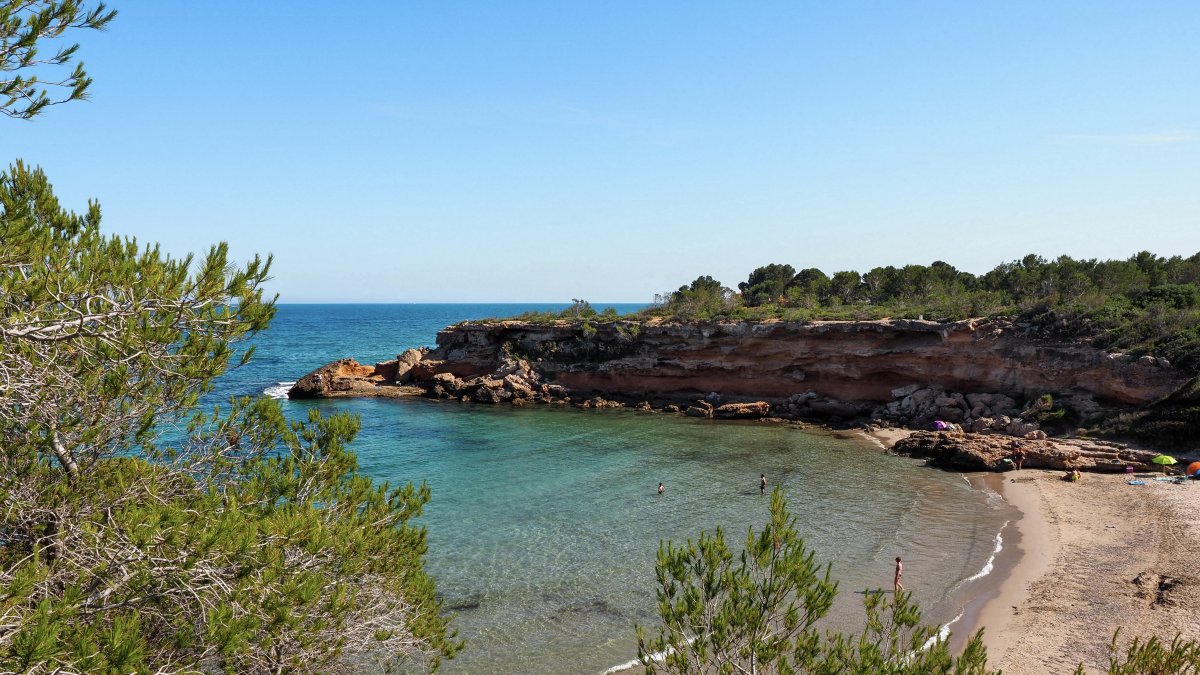 El camino de ronda de la costa de L'Ametlla de Mar pasa por infinidad de calas preciosas.​​