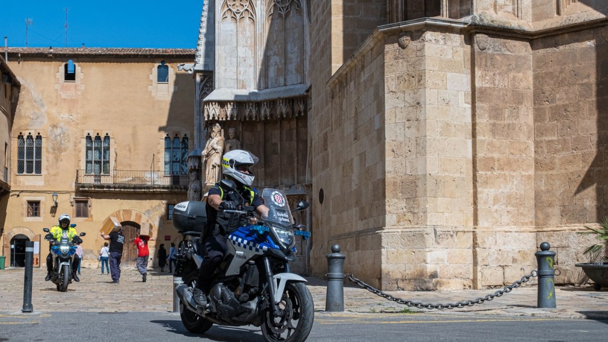 Un agente de la Guardia Urbana de Tarragona en moto.