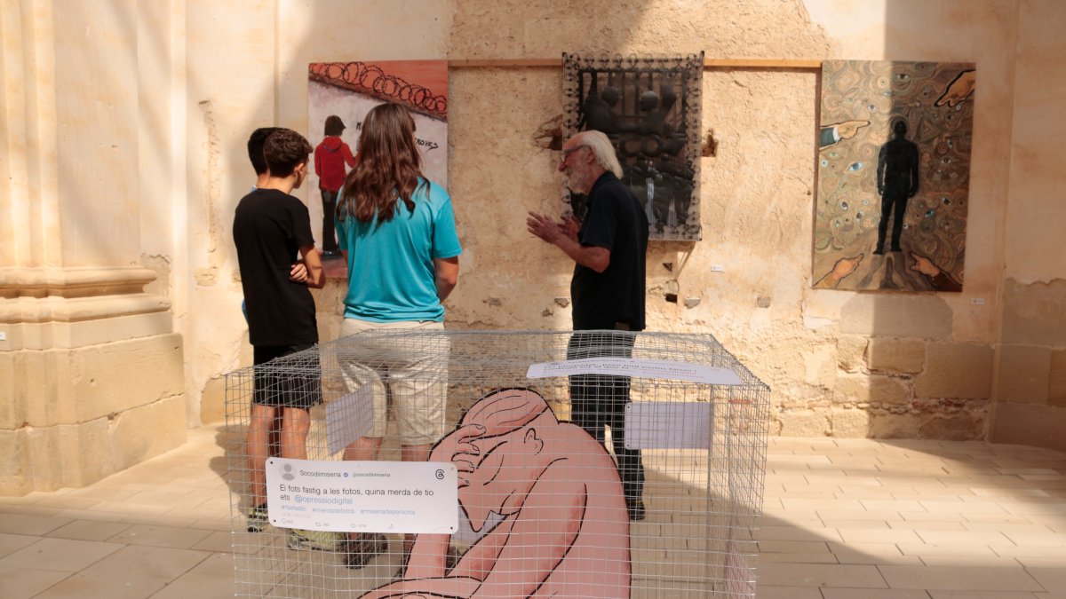 El comissari de la Biennal d'Art de Corbera d'Ebre, Josep Canyadas, explica una de les obres exposades.