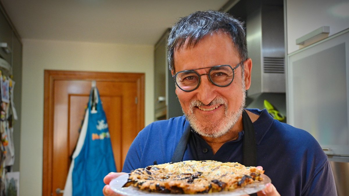 A Xavier Grasset le ha salido una tortilla de berenjena canónica, delgada y nada babosa.