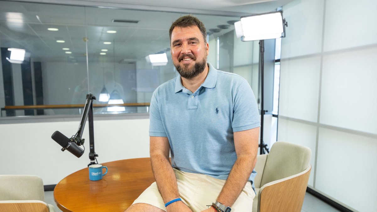 Toni Larramona en el estudio de vídepodcast del Diari de Tarragona.