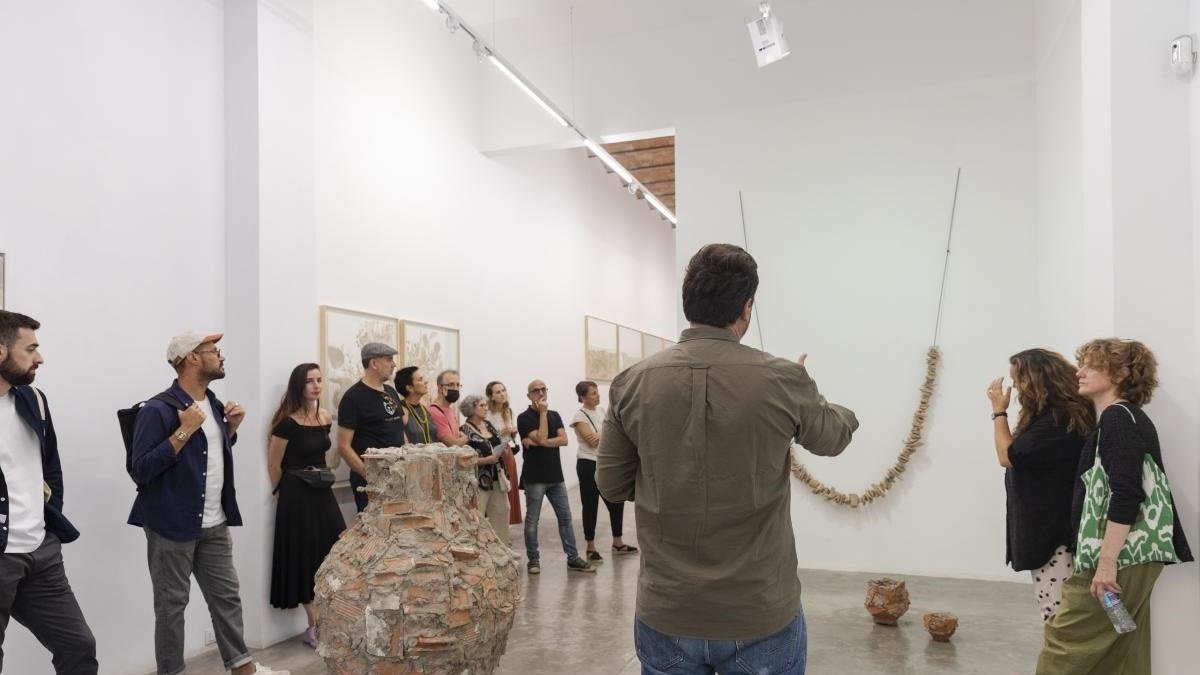 Visita guiada en una galería de arte contemporáneo.
