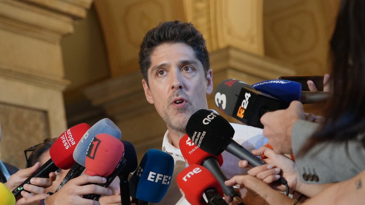 El portavoz de los Comuns, David Cid, en una atención a los medios en el Parlament.