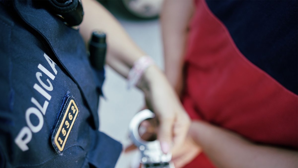 Un agente de los Mossos realiza una detención en una imagen de archivo.
