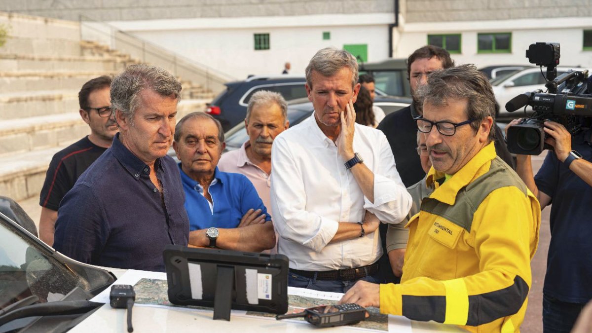 El presidente del PP, Alberto Núñez Feijóo, visita el puesto de control de mando avanzado de extinción de incendios de Ourense junto al presidente de la Xunta de Galicia, Alfonso Rueda.​
