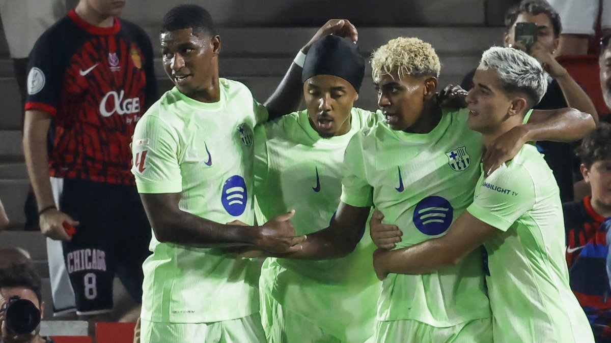 El delantero del FC Barcelona Lamine Yamal  celebra su gol durante el partido de la primera jornada de LaLiga que RCD Mallorca y FC Barcelona.​