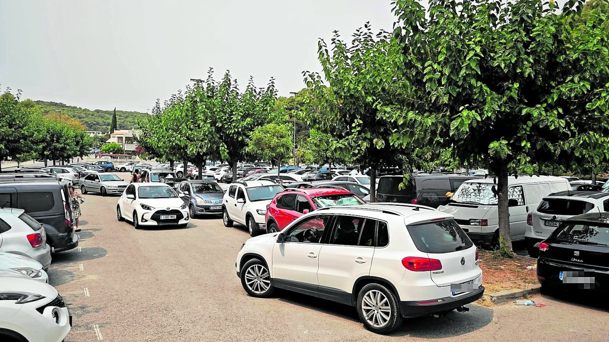 Coches esperando para poder aparcar en el parking de la calle Conca de Barberà.