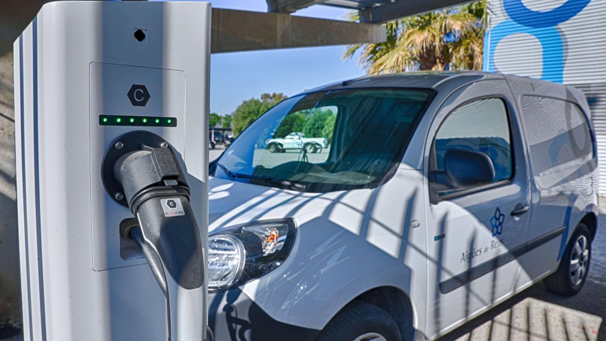 Tota la flota de vehicles que utilitzen a Aigües de Reus és actualment elèctrica.