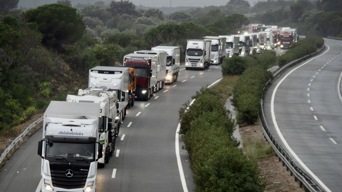 Retención de camiones en la AP-7 entre Freginals y L’Aldea en una imagen de archivo.