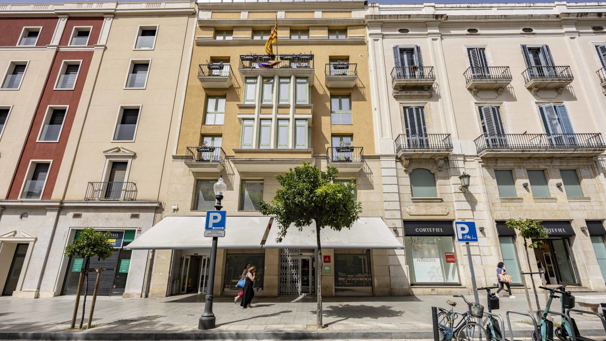 Fachada de la OMAC donde se tramita el padrón. FOTO: ÀNGEL ULLATE