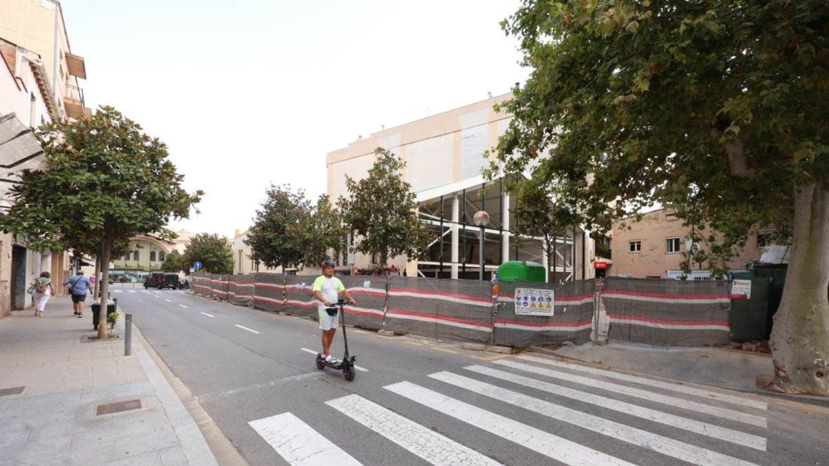 El estado actual de la remodelación del edificio del Mercat de la Vila, desde Jacint Verdaguer.