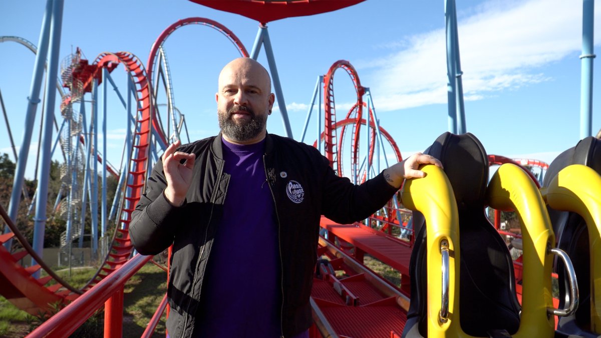 Toni Villaró, uno de los creadores del documental, con el Dragon Khan de fondo
