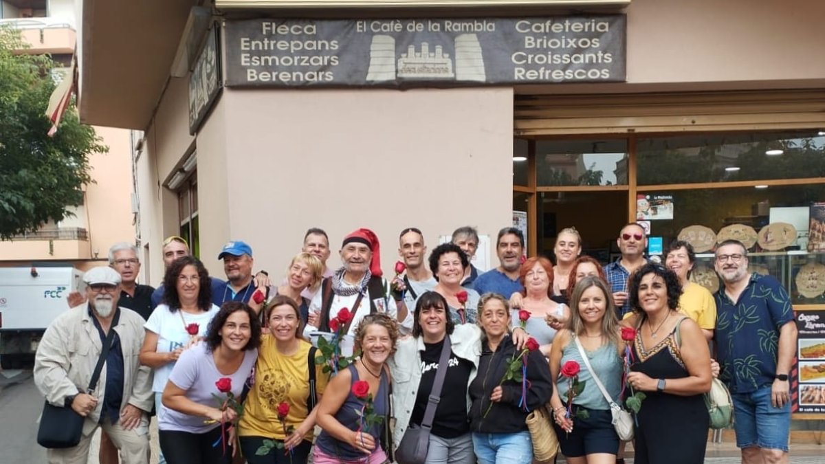 Les bastoneres van rebre la rosa vermella.