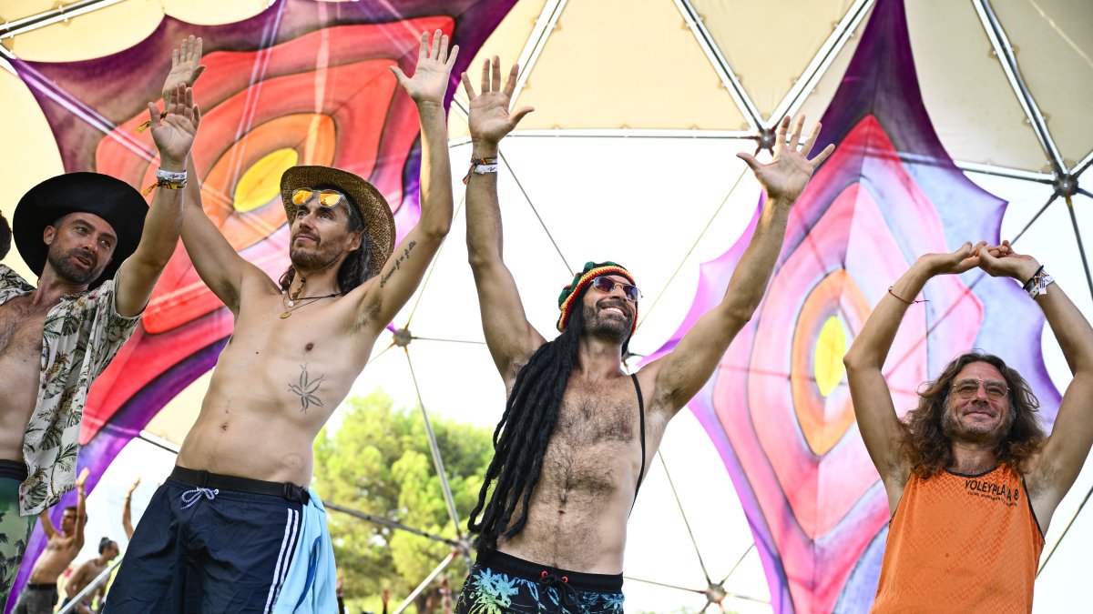 Asistentes, en el festival internacional de música reggae Rototom Sunsplash que se celebra en Benicàssim (Castellón).