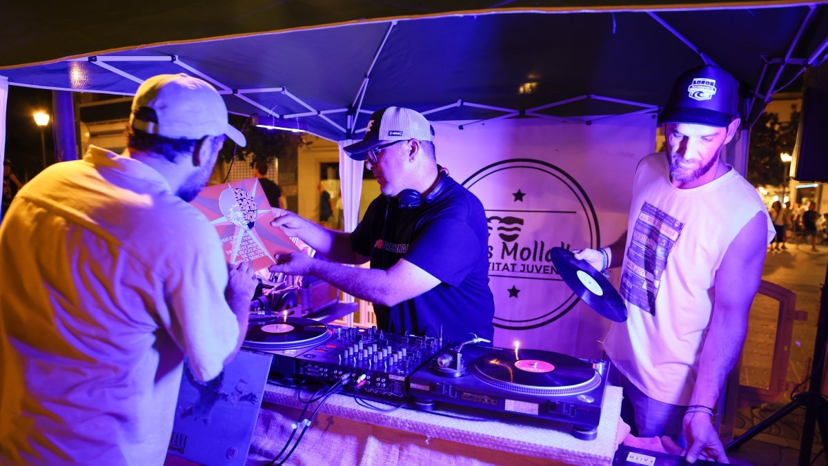 La Plaça Mossèn Batalla de Cambrils se convierte en un templo de la música hasta las 23 h de domingo