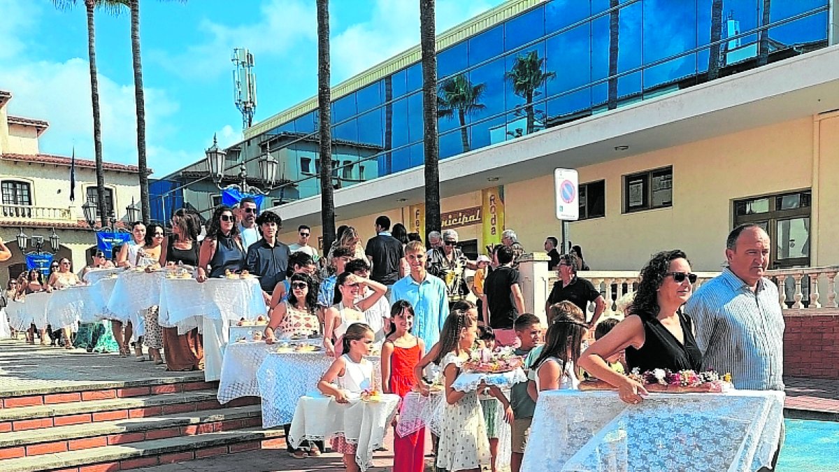 Inici del seguici del Pa Beneït, encapçalat pels majorals.