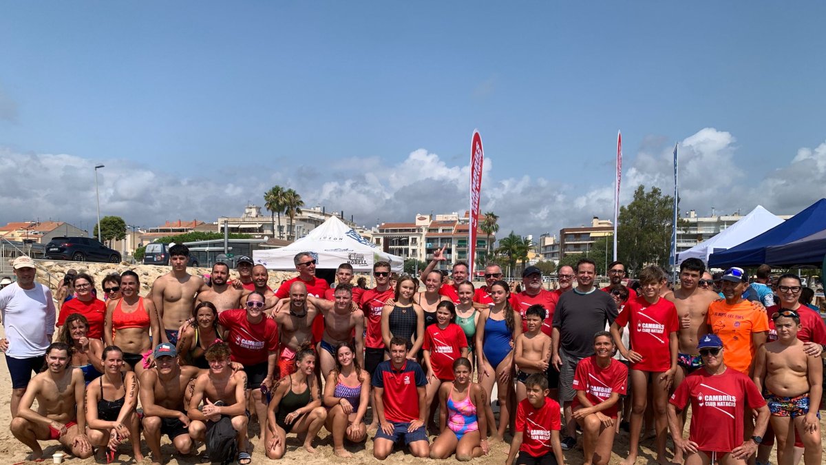 Un amplio grupo de participantes y organizadores.